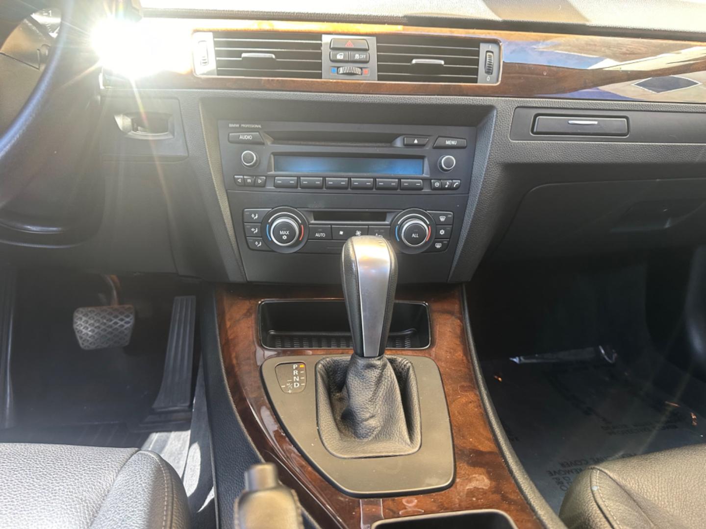 2011 Gray /Black BMW 3-Series leather (WBAPH7C51BE) with an 3.0 6 cylinder engine, Automatic transmission, located at 30 S. Berkeley Avenue, Pasadena, CA, 91107, (626) 248-7567, 34.145447, -118.109398 - Leather! Moon-roof! This 2011 BMW 3-Series 328i comes well equipped. Looking for a reliable ride but struggling with bad credit? Our dealership has got you covered with our impressive selection of used vehicles, including the sleek and stylish 2011 BMW 328. With its powerful inline 6-cylinder engin - Photo#21